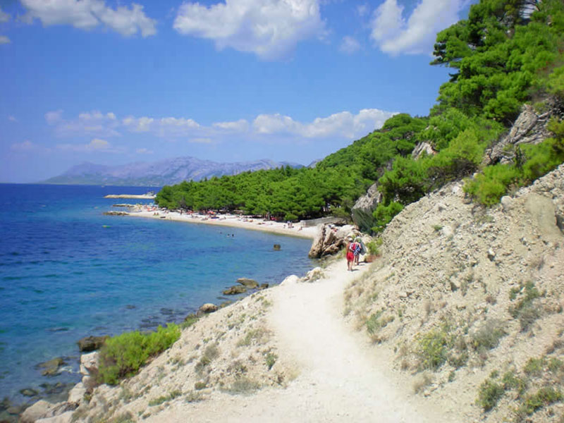 Krvavica je obalno turistično naselje, ki se nahaja v osrednjem delu hrvaške obale, na Makarski rivieri, ki spaja edinstveno gorovje Biokovo, zelene borove gozdove, bele peščene plaže in kristalno čisto morje.