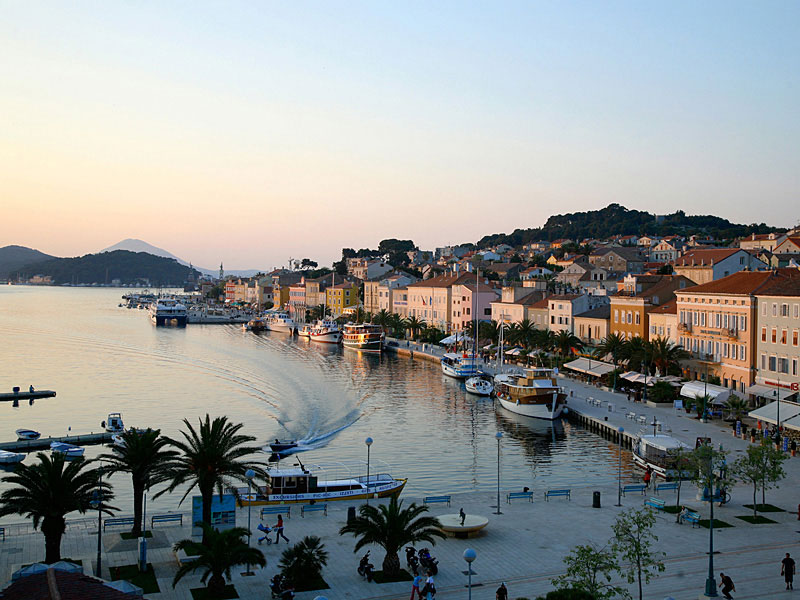 Mali Lošinj je največje otoško naselje na Jadranu in leži na južni strani lošinjskega zaliva.