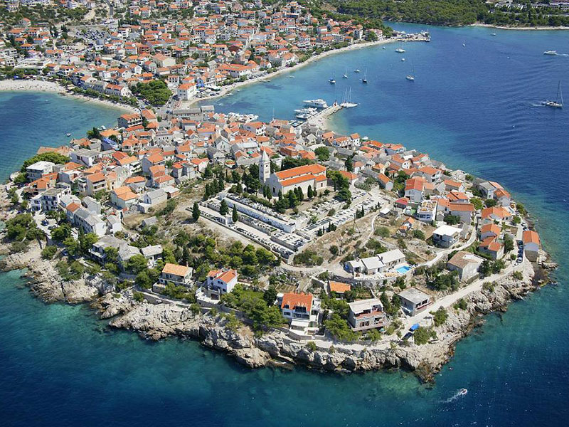 Primošten je sončno mestece, zgrajeno na otoku v neposredni bližini obale, znano po avtohtonih kamnitih hišah, cerkvah, ozkih mediteranskih ulicah ter številnih zalivih in otočkih. 