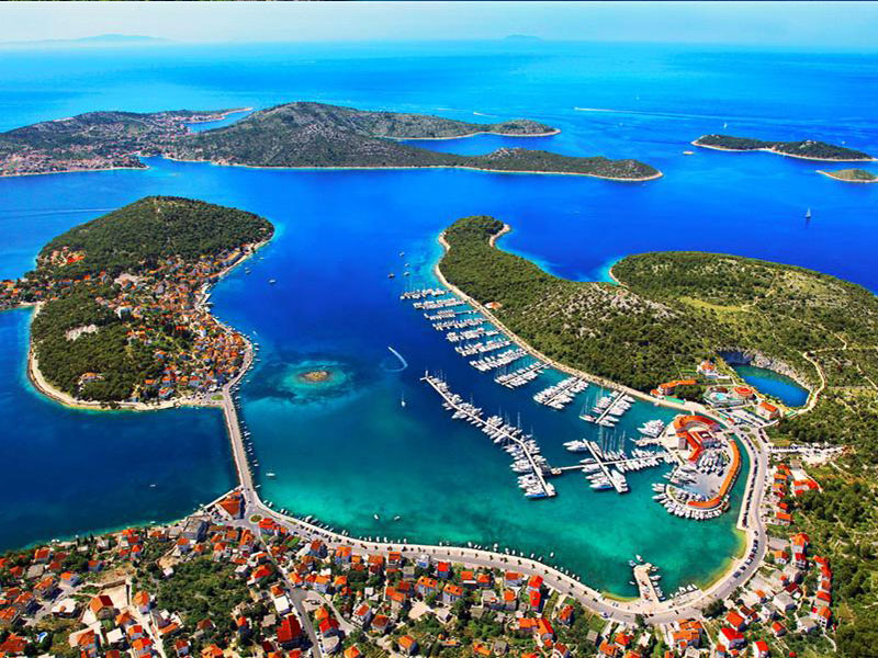 Otok Rogoznica, obdan s kopnim z vseh strani, je povezan s celino preko nasipa, zgrajenega l. 1912. 