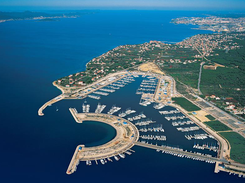 Sukošan je obmorsko mestece, ki se nahaja v prostranem zalivu »Zlatna luka«, 7 km jugo-vzhodno od Zadra, dostopno po cesti, železnici ali iz bližnjega zadarskega letališča.