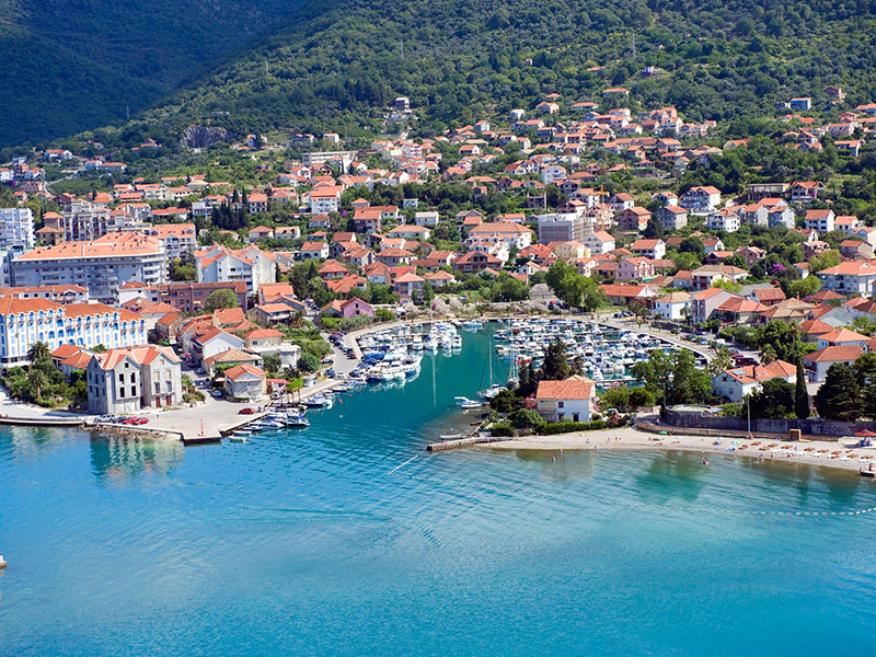 Najmlajše mesto v Boki Kotorski, v zalivu pod UNESCO-vo zaščito, je prepoznavno po svojih naravnih lepotah, atraktivnih razgledih in raznolikosti, kjer so na prvem mestu aktivne počitnice.