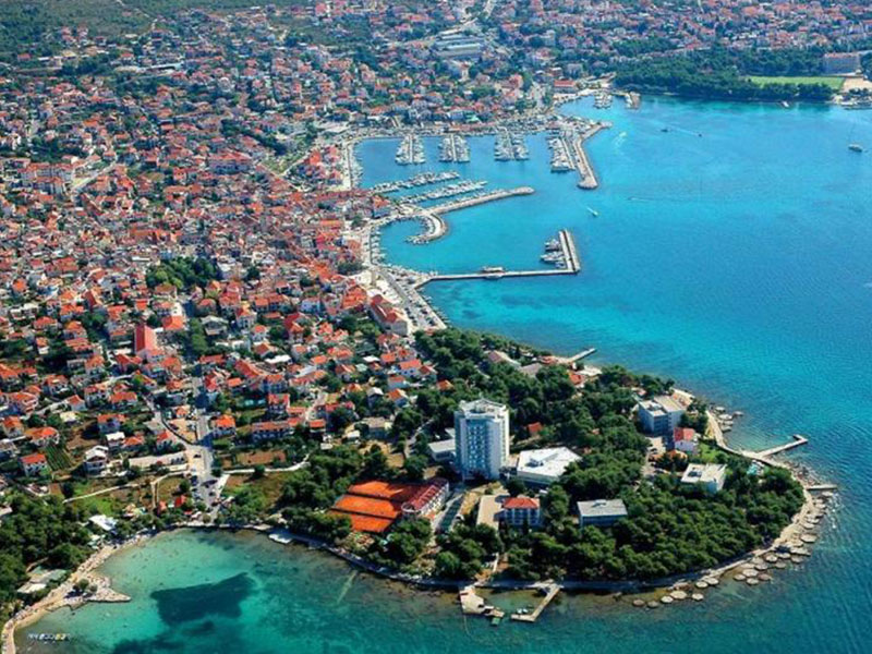 Vodice so zelo obiskano turistično središče, z lepimi plažami, obdanimi z borovimi gozdovi in s slikovito okolico, bogato z izviri vode. Ponujajo bogato ponudbo raznolikih dejavnosti. So prejemnik  nagrade 'Cvet turizma', ki jo prejmejo kraji s še posebej privlačno turistično ponudbo.